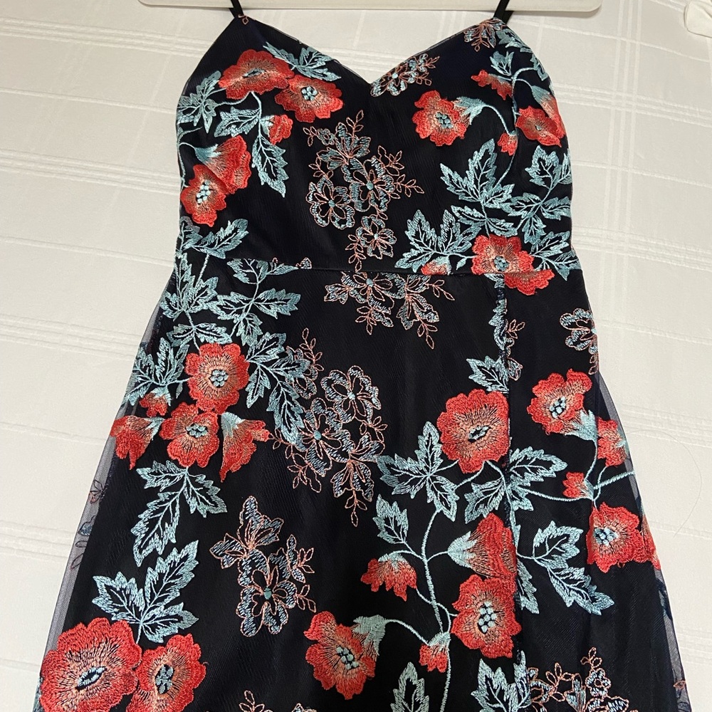 Guess Dress size 4 mid length. NWOT